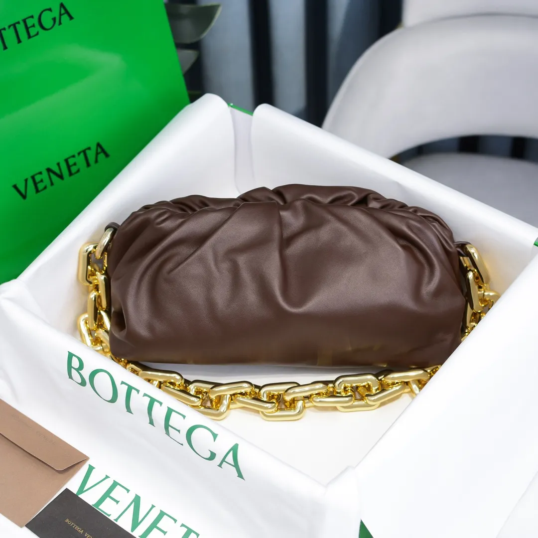 2020 new products will continue to upgrade the cloud bag to the вoттega veneтa chain cloud bag. It is still developed with imported original leather as standard. This hardware chain needs to be light on the upper body and can only be made of all-steel material. It is made of hollowed metal. You don’t have to worry about its weight. Major celebrity fashion bloggers have used it to attend fashion shows. Who can resist the charm of this large gold chain [smile] Style number: 6708# Size: 30*16*12